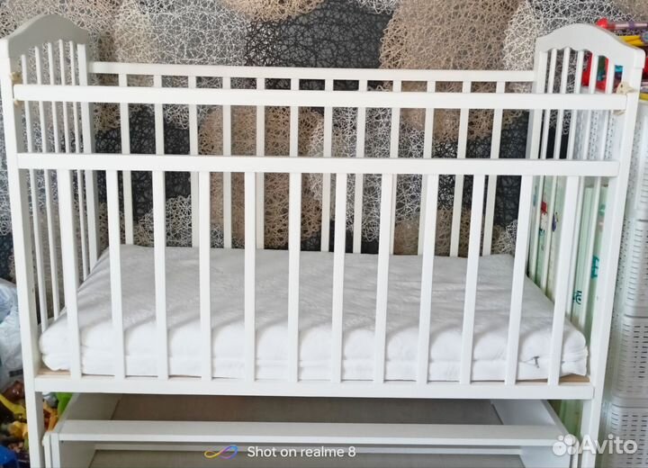 Детская кроватка с маятником