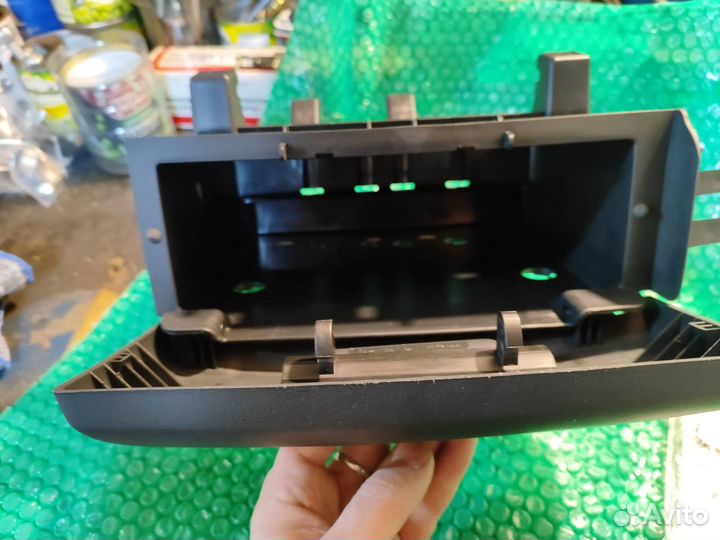 Ящик под левое сиденье Skoda Oktavia A7