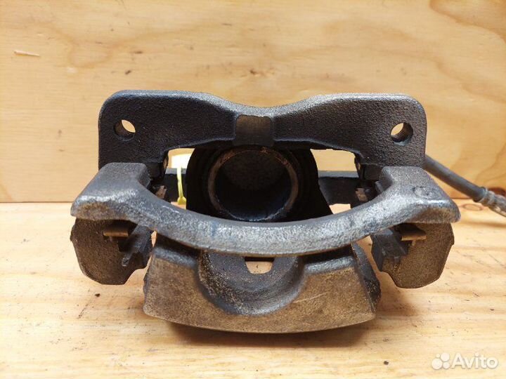 Суппорт передний правый Toyota Vitz KSP90 1krfe