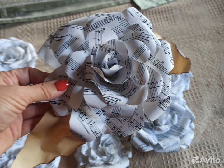 Роза бумажная из нот для декора