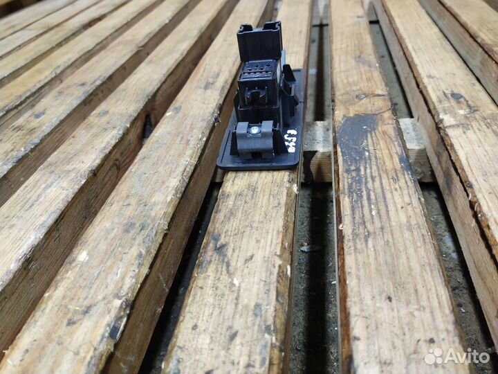 Кнопка стеклоподъемника двери задней левой Nissan