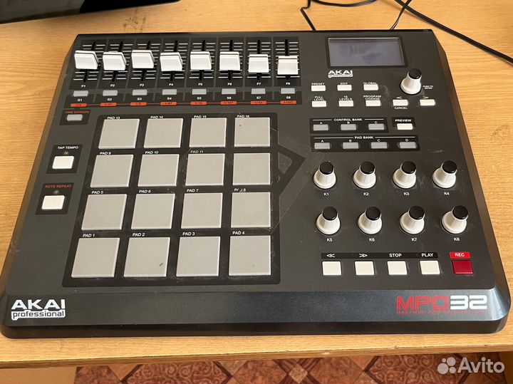 Akai MPD 32