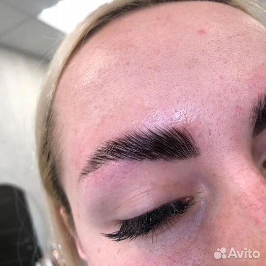 Модель на брови