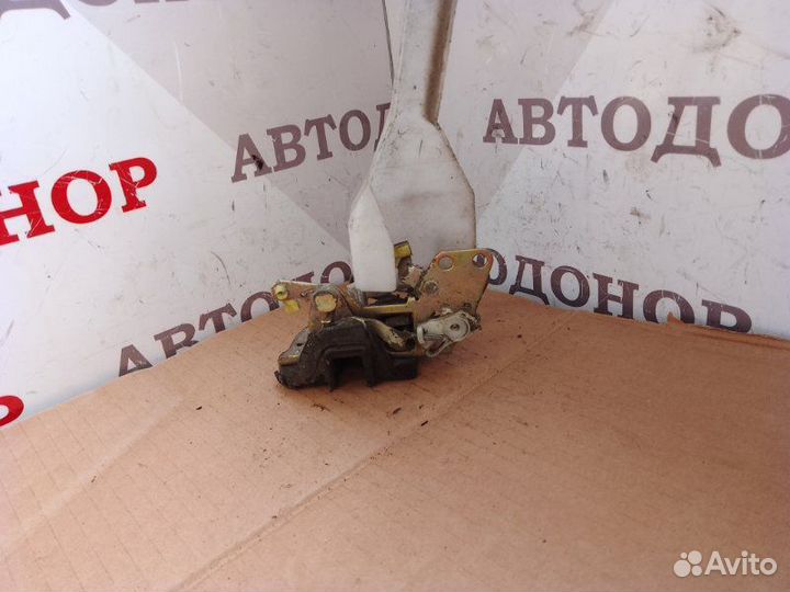 Замок двери задний левый Toyota Corolla