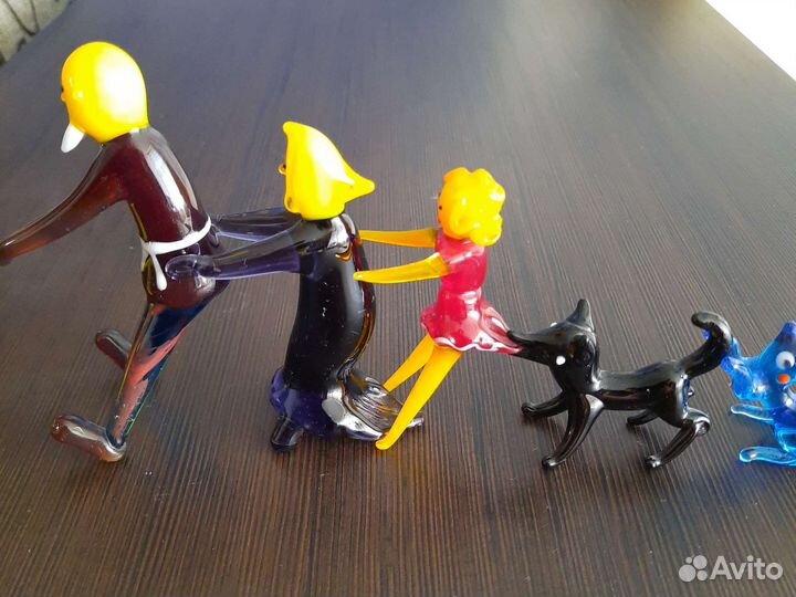 Статуэтки, фигурки из цветного художественного ст