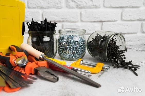 Мастер универсал со своим инструментом