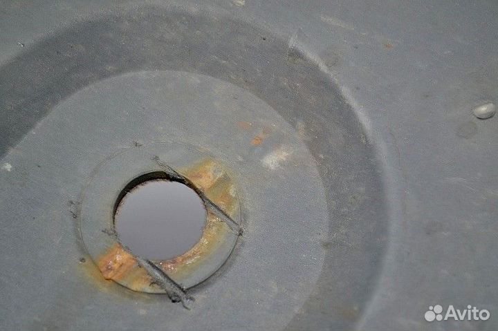 Защитная крышка нижних клапанов под ящиком аккумул