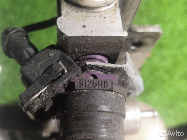 Топливная рампа с форсунками Volvo s40 1,6