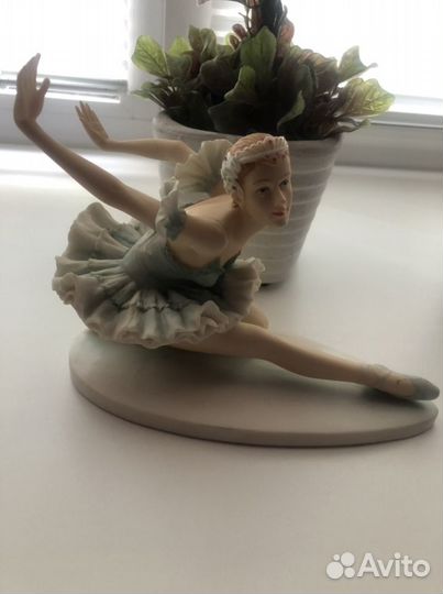 Статуэтка фарфор