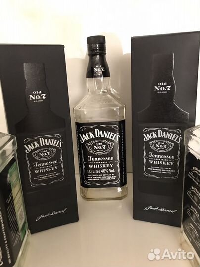 Пустые бутылки от виски Jack Daniel's