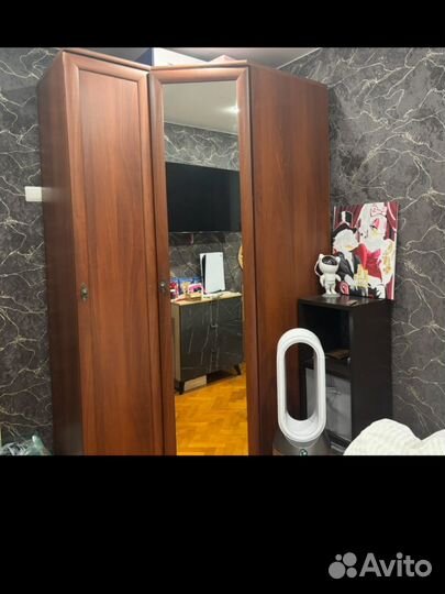 Угловой шкаф с зеркалом