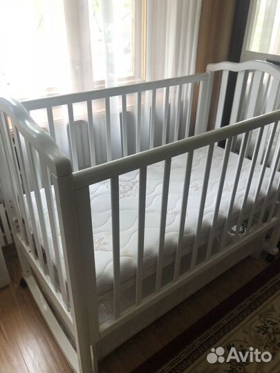 Детская кроватка с продольным маятником