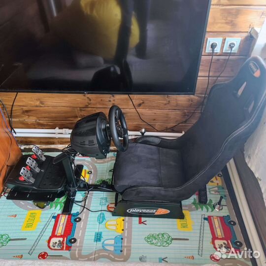 Игровое кресло Playseat и руль Thrustmaster T300RS