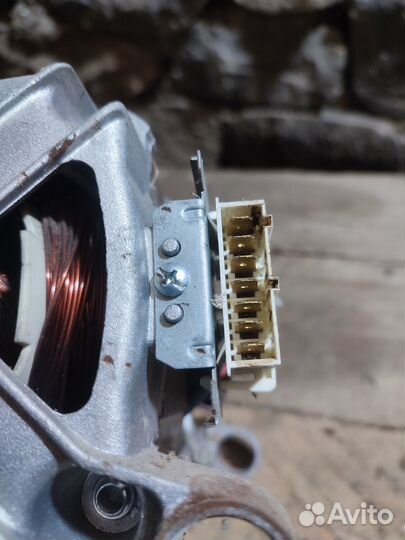 Двигатель и ремень на стиралку Хотпоинт, Аристон