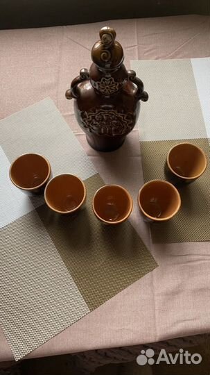 Глиняный кувшин со стаканами