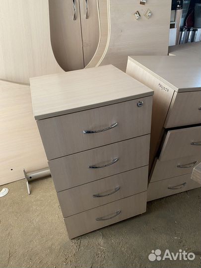 Тумба подкатная в офис