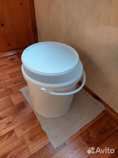 Ведро пластиковое с крышкой 20 литров