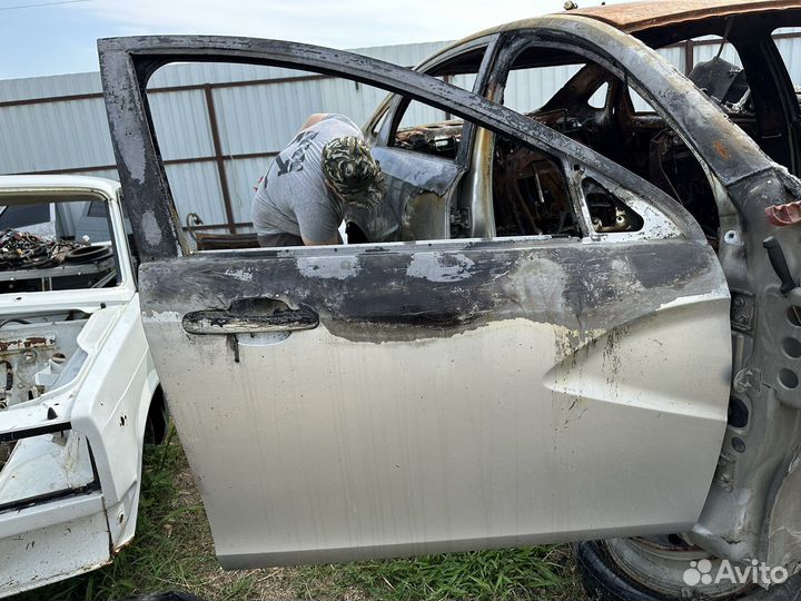 Передняя правая Дверь LADA vesta