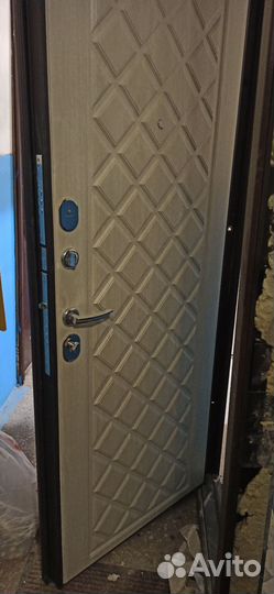 Дверь входная металлическая отделка под дерево бу