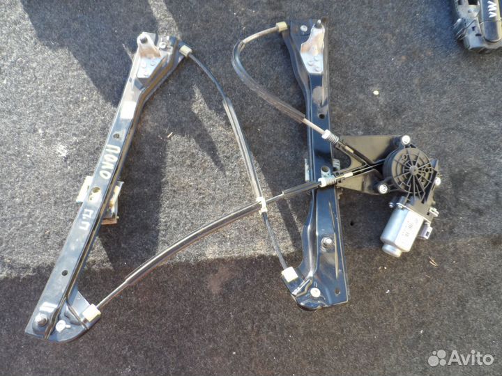 Стеклоподъемник передний правый Volkswagen Polo