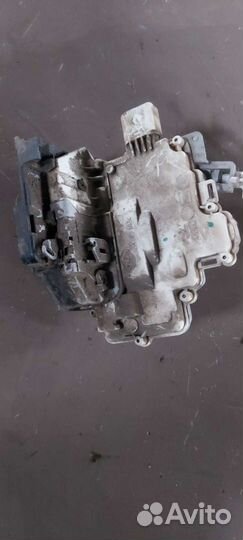 Замок двери задний левый на Volkswagen Passat B6