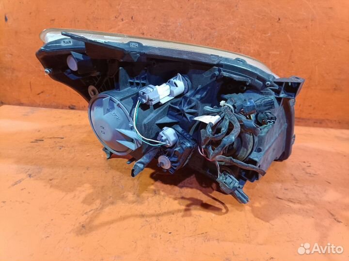 Фара левая Toyota Avensis AZT250W