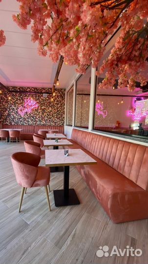 Диваны и столы в кафе бары