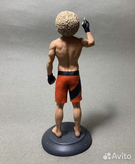 Статуэтка Хабиба Нурмагомедова