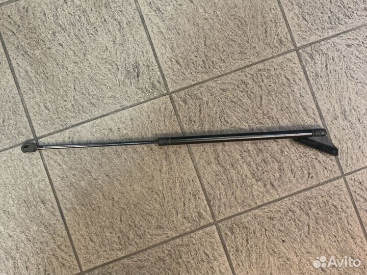 Амортизатор крышки багажника mercedes ML320