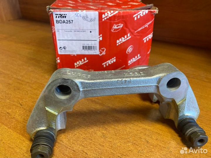 Скоба суппорта передняя левая Volkswagen