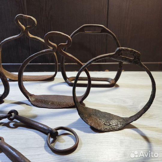 Старинные кованые стремена, удила