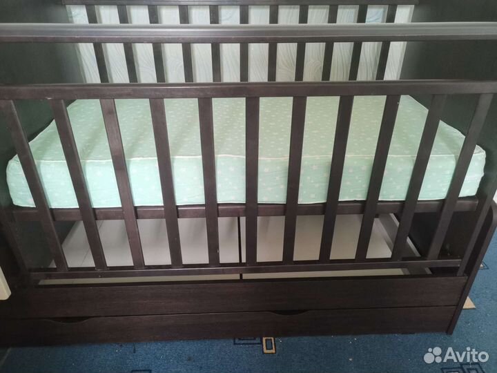 Детская кроватка с маятником и ящиком