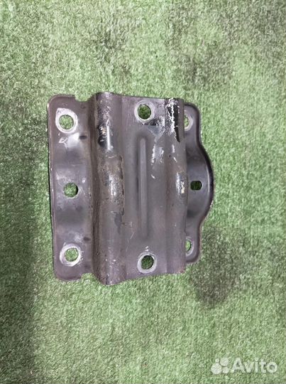 Кронштейн (п.з.к.) Audi Q7 2005