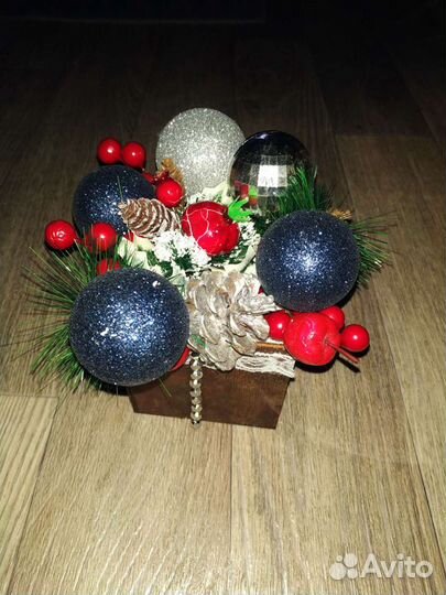 Новогодняя композиция в ëлкой и шишками
