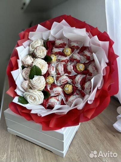 Букет с живыми цветами и конфетами