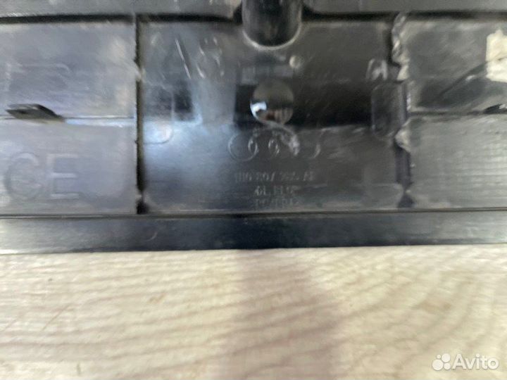 Площадка номера Audi A 8 D 4