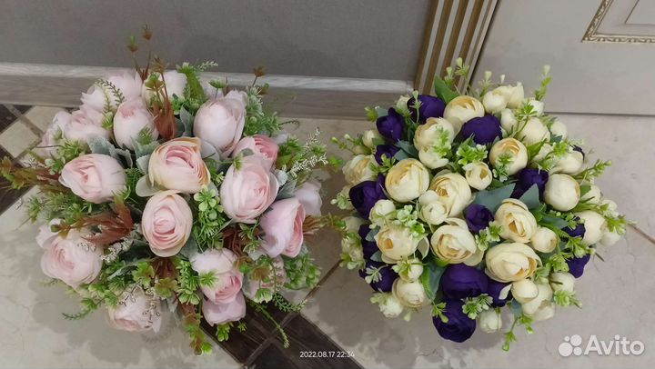 Букет из искусственных цветов с вазой