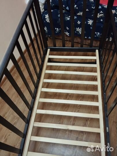 Детская кроватка с маятником