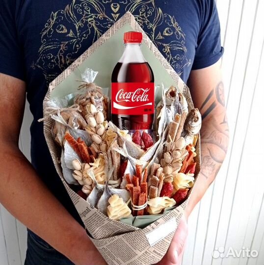 Букет из рыбы, кальмаров, снеков