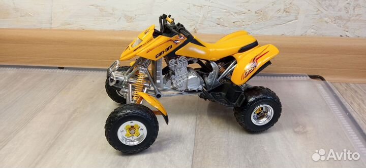 Модель кроссового мотоцикла 1:18