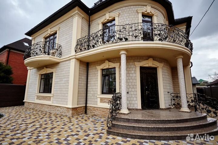 Облицовка природным камнем цоколя, фасада