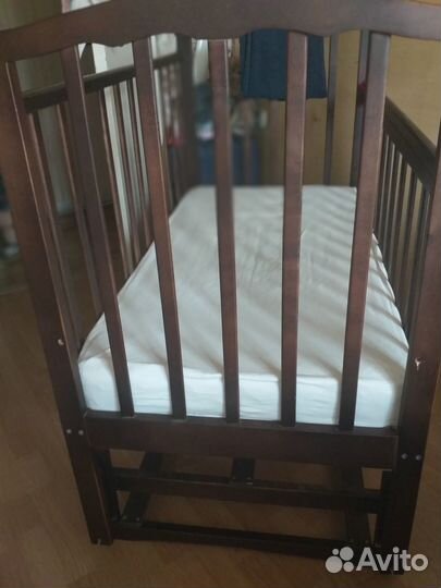 Детская кроватка с маятником