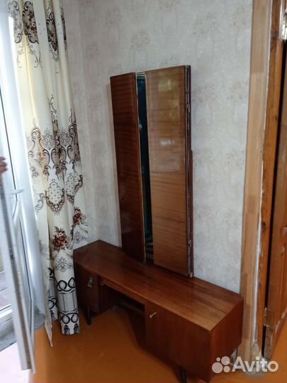 Трюмо с зеркалом