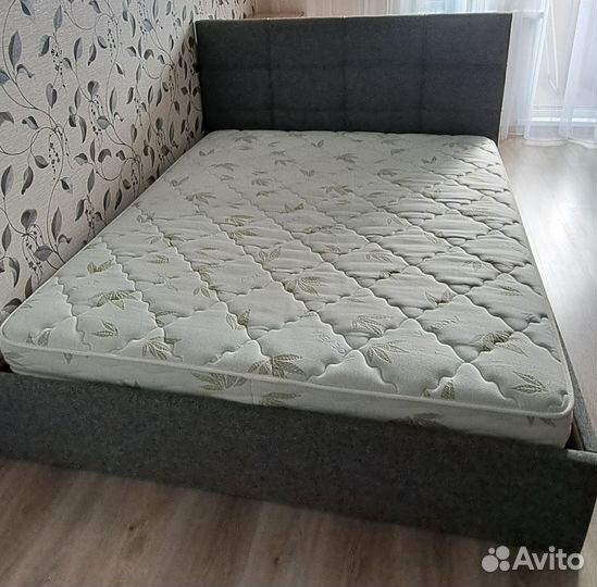 Кровать с матрасом