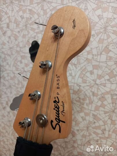 Бас гитара Squier Precision bass