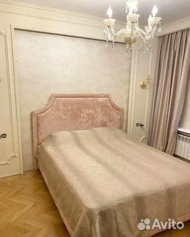 Кровать с мягким изголовьем