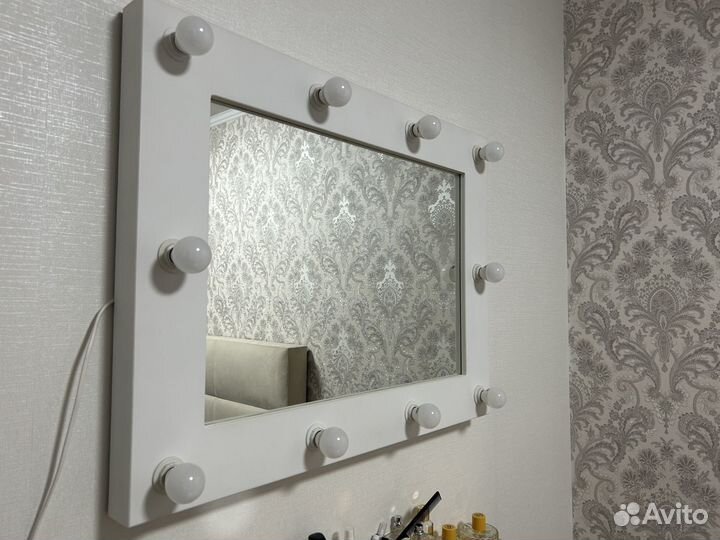 Гримерное зеркало с лампочками