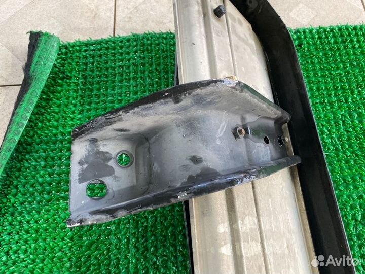 Кронштейн подножки прав. Toyota Sequoia