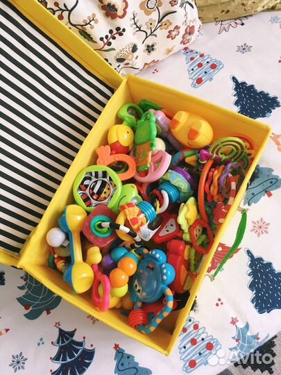 Целый «чемодан» погремушек