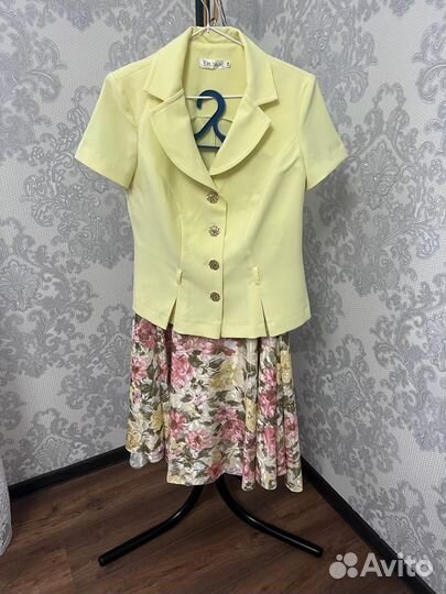 Костюмы, платья